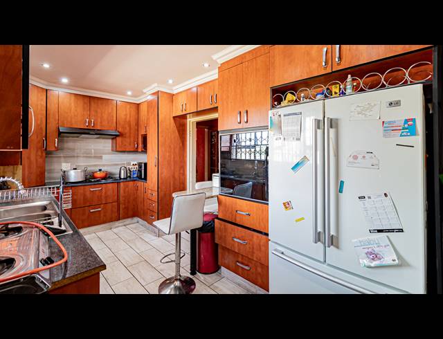 3 BEDROOM HOUSE FOR SALE IN LEONDALE